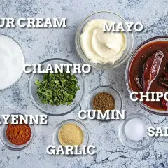 Składniki sosu: śmietana, majonez, kolendra, kmin rzymski, pieprz cayenne, czosnek, sól i papryczki chipotle w sosie.