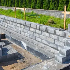 Budowa fundamentów z bloczków betonowych. Właściwe obliczenie ilości betonu na fundament to klucz do sukcesu.