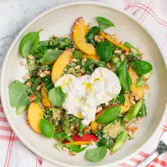 En härlig quinoa sallad med persika, sparris, pinjenötter och en klick krämig burrata.