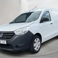 Vit Dacia Dokker skåpbil, registreringsskylt KWB 742. Kanske ett litet dacia dokker problem med den svarta fronten?