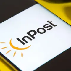 Telefon z logo InPost. Możliwość anulowania etykiety InPost na ekranie.