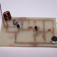 Układ elektroniczny z cewką i rezystorami, elementami do budowy jak zrobic antene fm.