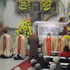 Uroczysta msza rekolekcyjna z udziałem duchownych w złotych szatach i wiernych.