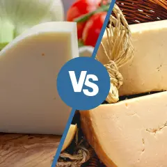 Due fette di formaggio, una chiara e una più scura, con la scritta "Vs" al centro. Forse una sfida tra il provolone e un altro formaggio.