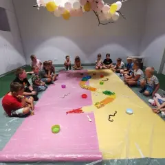 Zabawy sensoryczne z makaronem: jak rozwijać kreatywność dzieci
