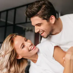 Uśmiechnięta para, która wyraźnie się sobą cieszy. To właśnie flirtowanie co to – radość i wzajemne przyciąganie.