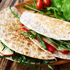 Dwie pyszne piadiny z rukolą, pomidorkami i serem. Idealny przepis na szybki lunch!