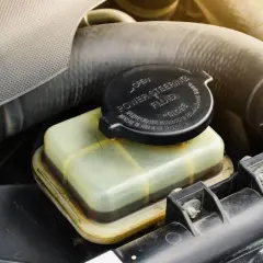 Zbiorniczek płynu wspomagania kierownicy. Niski poziom płynu może sygnalizować zapowietrzona maglownica objawy.