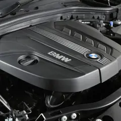 Silnik BMW z napisem "BMW" i logo marki. N47d20c to jego oznaczenie.