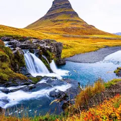 Wodospad i góra Kirkjufell na Islandii. Czy Islandia jest w Europie? Tak, to piękny europejski kraj.
