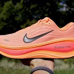 Pomarańczowe buty do biegania Nike z pianką ZoomX. Czy buty do biegania nadają się do chodzenia? Ten model jest wygodny na co dzień.