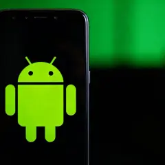 Zielona ikonka robota Androida na czarnym ekranie telefonu. Poznaj znaczenie ikon w telefonie.