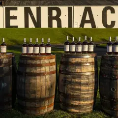 Butelki whisky Benriach na beczkach. Czy whisky może dojrzewać w butelce? Mit o starzeniu po zakupie obalony.