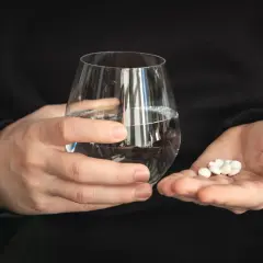 Ibuprom i alkohol: Czy to bezpieczne? Sprawdź, zanim wypijesz!