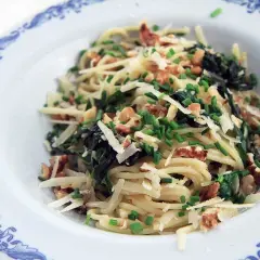 Pasta med mangold, nötter och parmesan. Ett enkelt och gott mangold recept som passar perfekt till vardagsmiddagen.