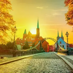 Zachód słońca nad Ostrowem Tumskim we Wrocławiu. Idealne miejsce, gdzie na weekend z Wrocławia.