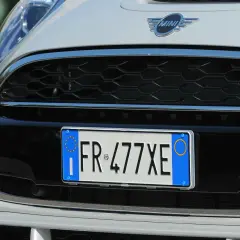 Dettaglio della targa auto FR 477XE su una Mini Cooper S bianca. Il cambio targa auto è stato completato con successo.