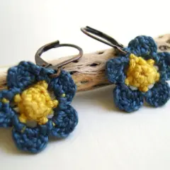 Orecchini a forma di fiorellini blu e gialli, perfetti lavori all'uncinetto da regalare.