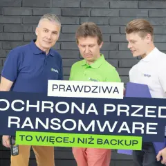 Trzech mężczyzn omawia "Prawdziwa ochrona przed ransomware to więcej niż backup".