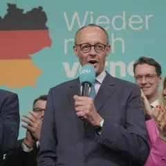 Friedrich Merz spricht ins Mikrofon, flankiert von wichtigen Politikern der CDU wie Markus Söder und Andrea Lindholz.