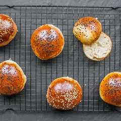 Jak podgrzać bułkę do burgera? Sekret chrupkości i smaku