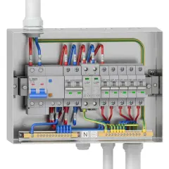 Wnętrze metalowej skrzynki elektrycznej z wyłącznikiem głównym i kilkoma mniejszymi, połączonymi przewodami.