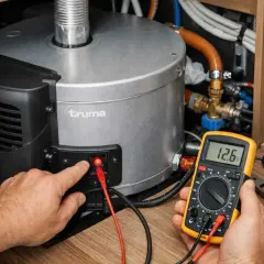 Maintenant, je vérifie le voltage du chauffe-eau de mon camping-car.