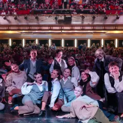 Aktorzy Teatru Avatar Legnica pozują na scenie przed publicznością.