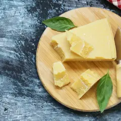 Parmigiano-Reggiano: Jak powstaje Król Serów? Przewodnik DOP