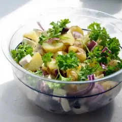 Pyszna sałatka na grilla z ziemniaków, sera feta, czerwonej cebuli i natki pietruszki. Idealna na letnie przyjęcie.