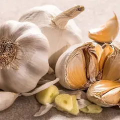 Cabezas de ajo enteras y peladas, algunas con dientes sueltos. ¡Parece que alguien tuvo un sueño con ajos!