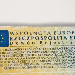 Fragment dowodu rejestracyjnego z napisem "Dowód Rejestracyjny" i flagą PL. Numer VIN w dowodzie jest kluczowym elementem identyfikacyjnym pojazdu.