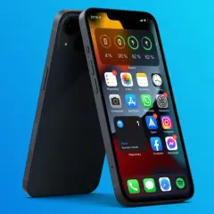 Ekran główny iPhone z widocznymi ikonami aplikacji i widżetem baterii.