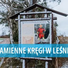 Tablica informacyjna o kamiennych kręgach w Leśnie, przedstawiająca wojownika z epoki żelaza.