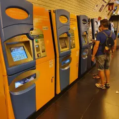 Fahrkartenautomaten der Bahn in Lissabon. Ein Paar kauft Tickets.