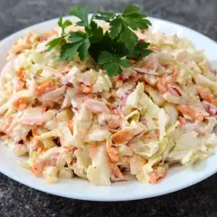 Jaki sos do surówki z kapusty pekińskiej? Oto najlepsze przepisy!