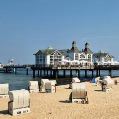 Piękny dzień na plaży w Sellinie. Molo z restauracją i charakterystyczne kosze plażowe to główne rugia atrakcje.
