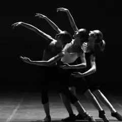 Czy słowo teatr ma tylko jedno znaczenie? Odkryj jego różnorodność