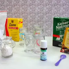 Zutaten für zahnputzpulver selber machen: Calciumcarbonat, Kaiser-Natron, Luvos Heilerde, Nelken und ätherisches Öl in kleinen Gläsern.