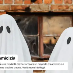 Due amici, vestiti da fantasmi, affrontano il "ghosting in amicizia", una sparizione improvvisa che lascia senza parole.