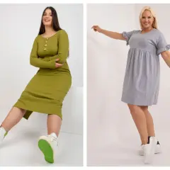 Dwie kobiety w sukienkach sportowych plus size. Jedna w oliwkowej, dopasowanej sukience, druga w szarej, luźniejszej.
