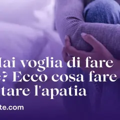 Persona rannicchiata, con testo che suggerisce come affrontare l'apatia e ritrovare la voglia di fare.