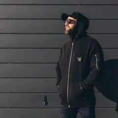 Kurtka do bluzy z kapturem: mistrzowskie stylizacje na każdą pogodę