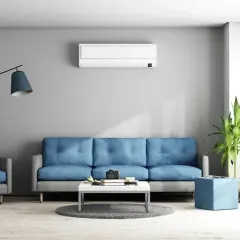 Nowoczesny salon z klimatyzacją. Ranking firm montujących klimatyzacje w domu 2026.