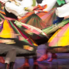 Tancerki w barwnych strojach wirują na scenie. Ciekawe, ile zarabia tancerz za takie widowisko.