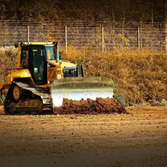 Ile kosztuje koparka gąsienicowa? Stawki i koszty 2024