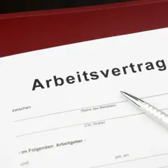 Arbeitsvertrag mit befristung mit sachgrund. Ein Stift liegt bereit, um die Details des Vertrags zu unterzeichnen.
