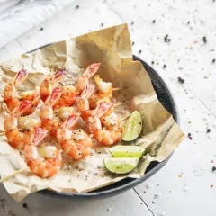 Spiedini di gamberetti succulenti, pronti per essere gustati. Scopri come cuocere i gamberetti surgelati per un piatto perfetto.