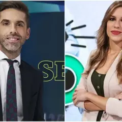 Paula del Fraile, presentadora, sonríe junto a un compañero en un plató de televisión.