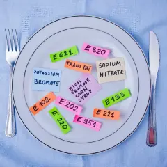 Talerz z kolorowymi karteczkami z nazwami dodatków do żywności i kodami E.